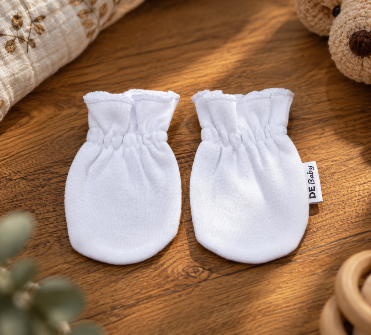 Weiße Baby-Kratzhandschuhe von DE Baby für Neugeborene
