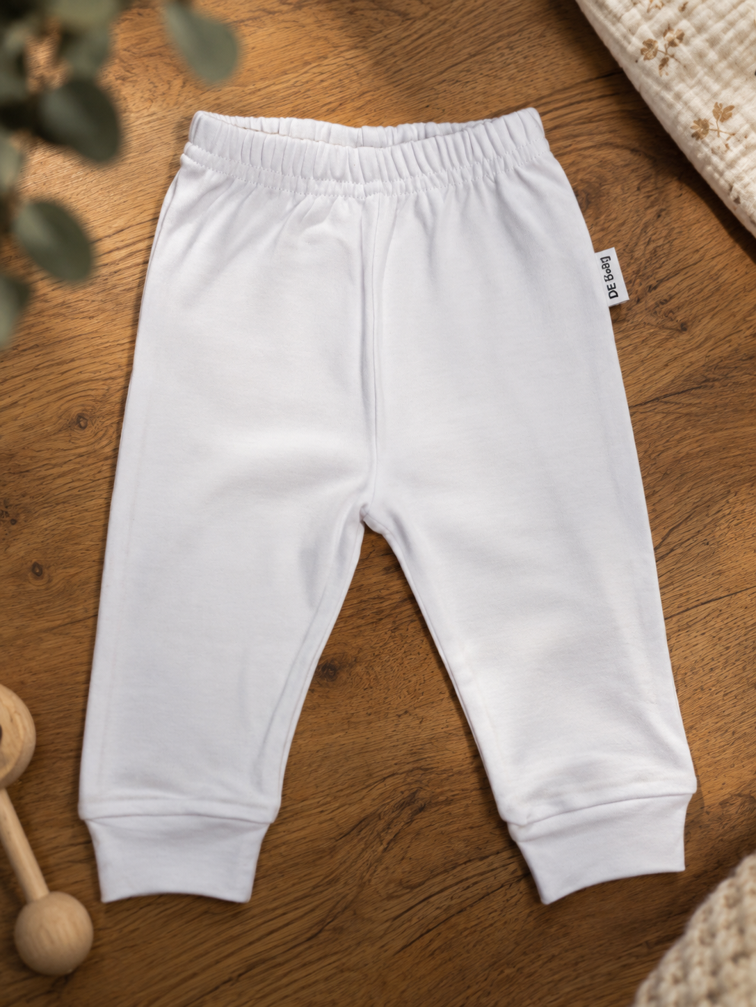 Weiße Babyhose von DE Baby aus dem Kleine Schätze Geschenkset