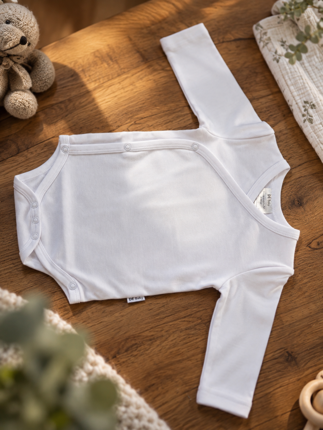 Weißer Wickelbody von DE Baby für Neugeborene aus dem Kleine Schätze Set